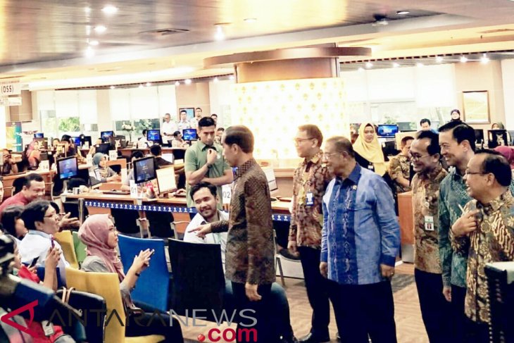 President Jokowi checks Online Single Submission Service for investors