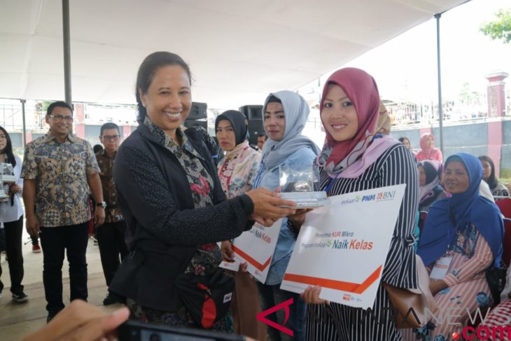 Rini Soemarno offers 'KUR' to 'Mekaar' customers rising up the class