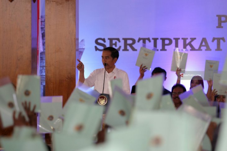 Presiden Serahkan Sertifikat Tanah