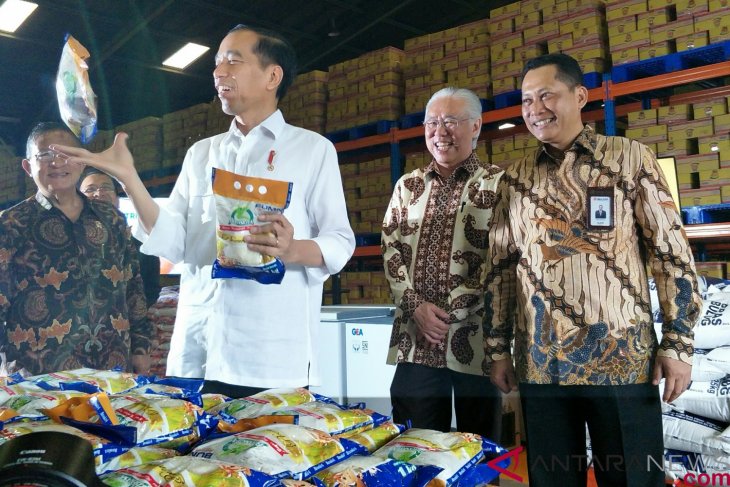 Indonesian President observes rice stock availability at Jakarta`s Bulog warehouses