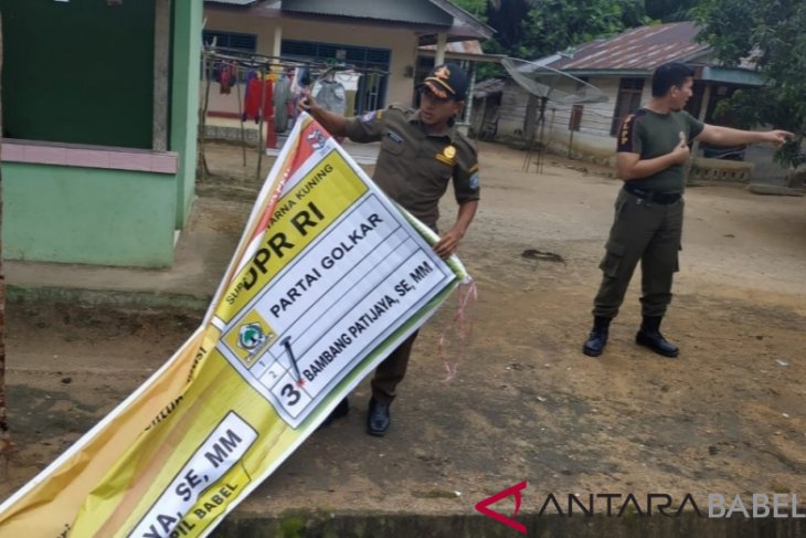Bawaslu Bangka Barat tertibkan APK langgar aturan