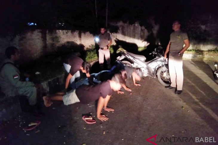 Satpol PP Bangka razia pemuda minum arak campur teh gelas