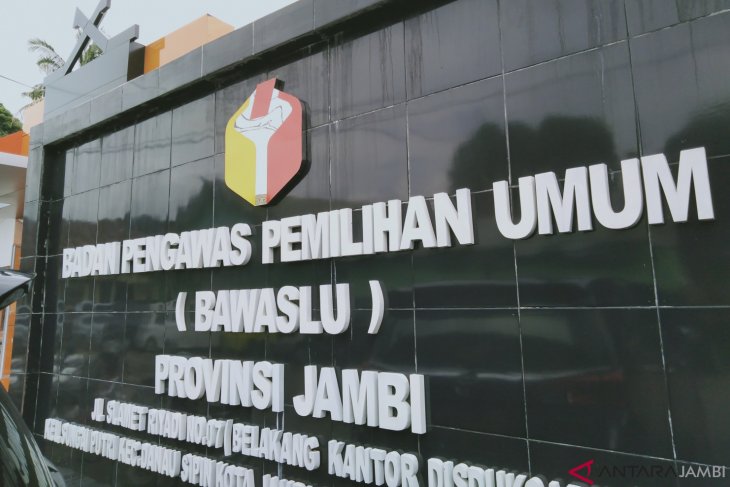 Rahmat Derita diperiksa penyidik di Bawaslu Jambi