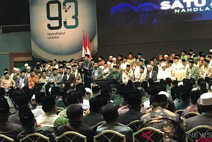 Younger generation, pesantren graduates must have skills: Jokowi