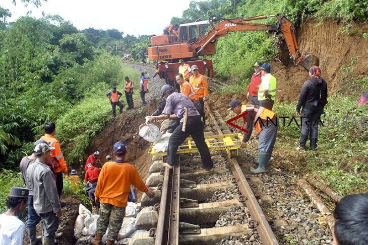 Jalur KA Pangrango Bogor-Sukabumi longsor 