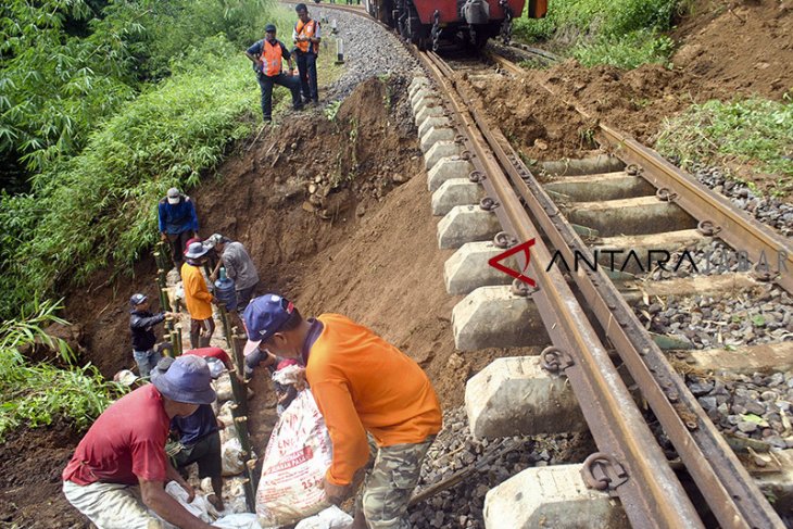 Jalur KA Pangrango Bogor-Sukabumi longsor 