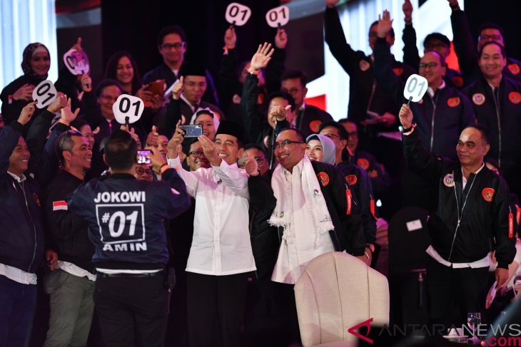 Jeda debat, Sandiaga pijat Prabowo dan Jokowi asik berfoto