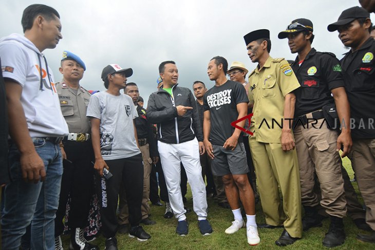 Menpora tinjau lapangan bola 