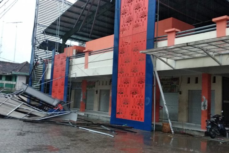 Angin Kencang di Bojonegoro Robohkan Sejumlah Rumah