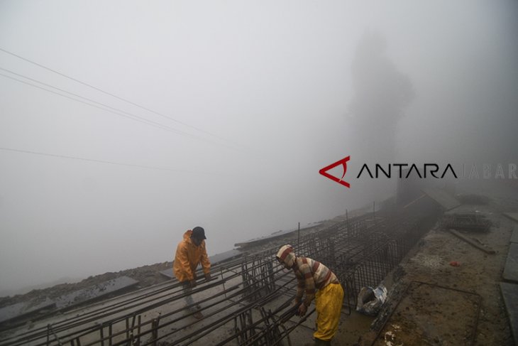 Penanggulangan longsor di puncak 