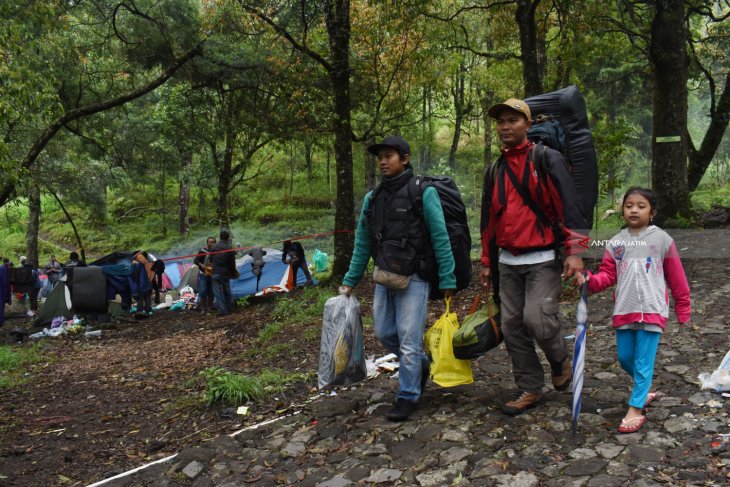 Pendaki Gunung Lawu Menurun