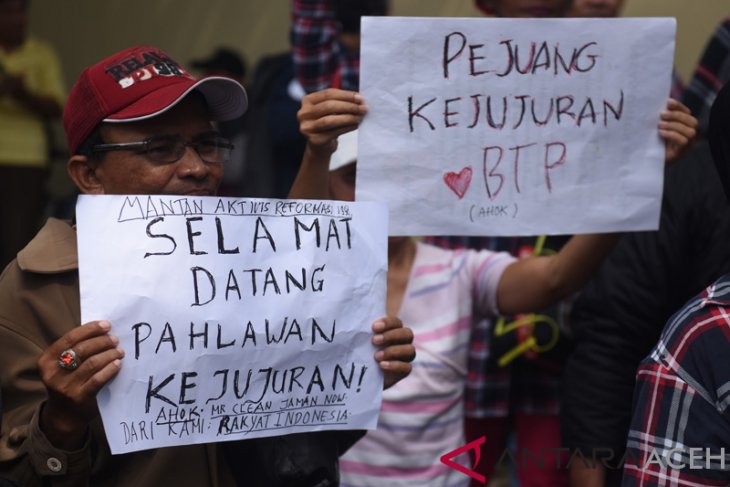 Jelang bebas pendukung Ahok jemput di Mako Brimob