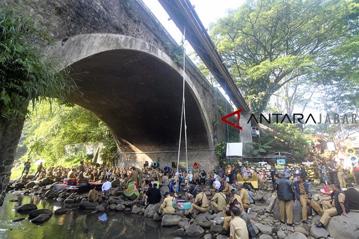 Pengarahan ASN di kolong jembatan 