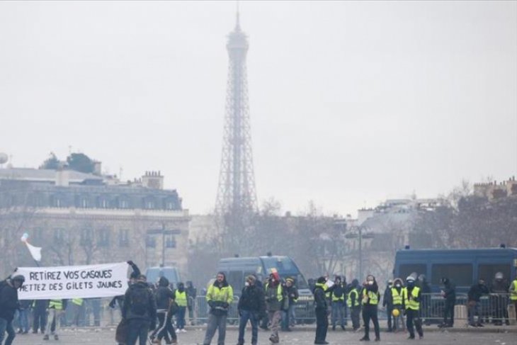 102 Yellow Vests arrested in France as protests continue