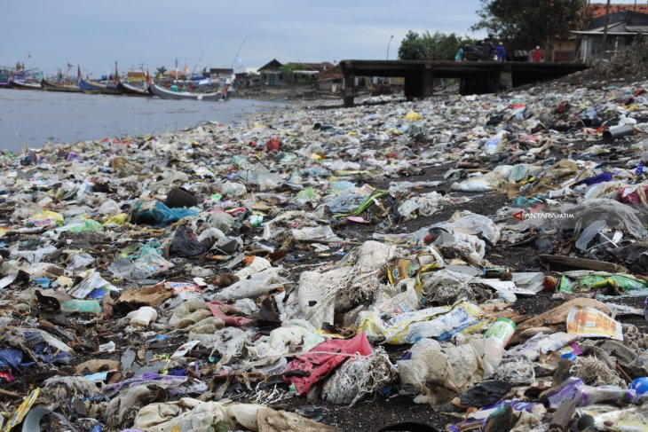 Sampah Kiriman di Pantai