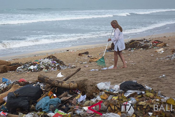 SAMPAH PERAYAAN TAHUN BARU KUTA