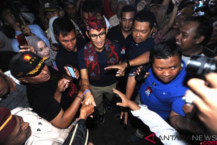 SANDIAGA UNO TEMUI PEDAGANG BATIK PAMEKASAN