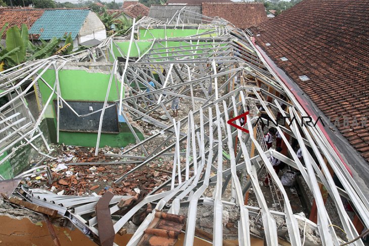 Sekolah ambruk di Bogor 