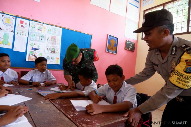 Sinergitas TNI-Polri mengajar di sekolah