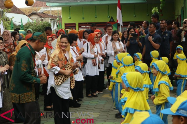 First Lady in Banyuwangi grows hydroponic plants with PAUD children