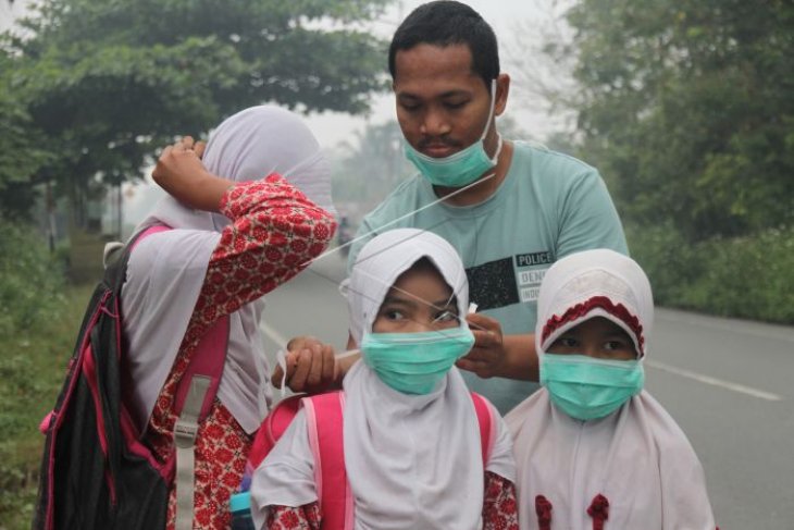 Pembagian masker di Aceh
