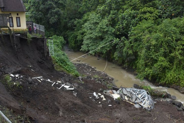 Tanah longsor di Tabanan