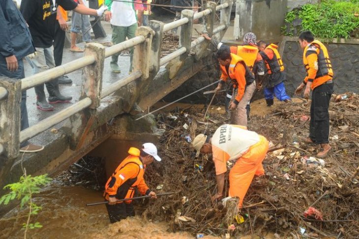 Membersihkan sampah sungai