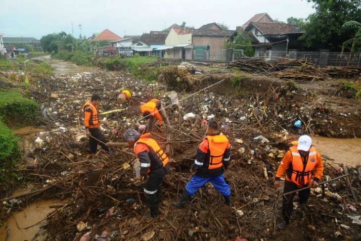 Membersihkan sampah sungai