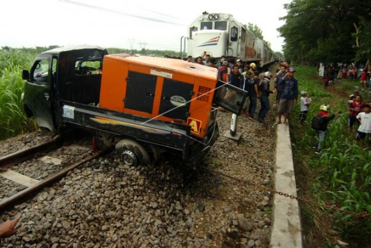 Kecelakaan mobil tertabrak kereta api