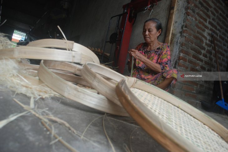 Kerajinan Tampah Terancam Gulung Tikar