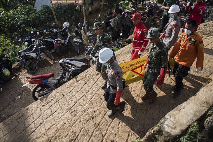 Keluarga korban bencana tanah longsor 