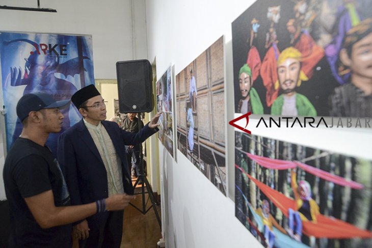 Kunjungan TGB Zainul Majdi di Pameran Foto ARKE