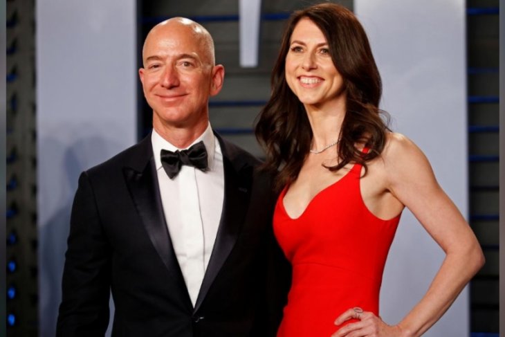 Pembagian saham 38 miliar dolar akhiri perceraian pendiri Amazon