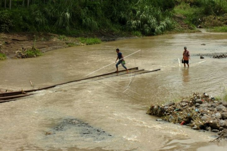 Jembatan ambruk