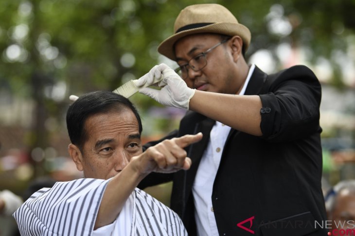 Presiden ikuti potong rambut massal