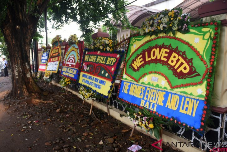 Karangan bunga sambut pembebasan Ahok