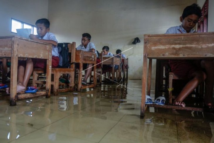 Latihan jelang ujian di sekolah kebanjiran