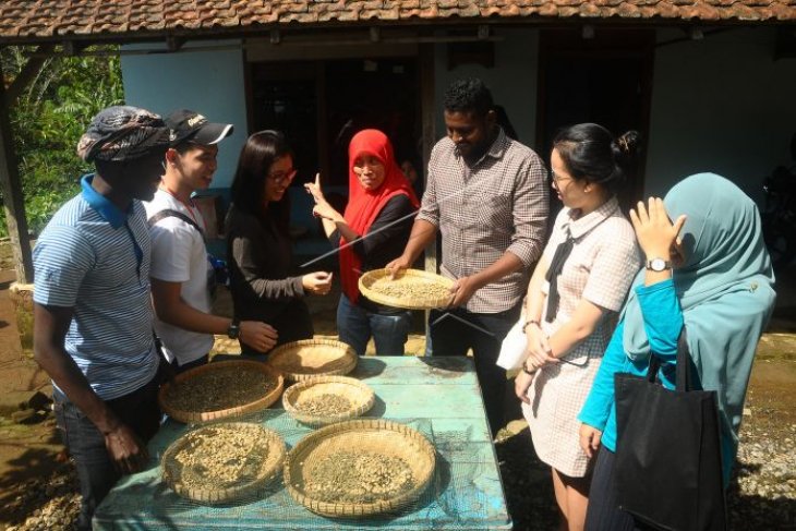 Pengenalan budaya dan kearifan lokal