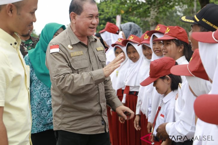 Bupati memberikan arahan kepada siswa SD