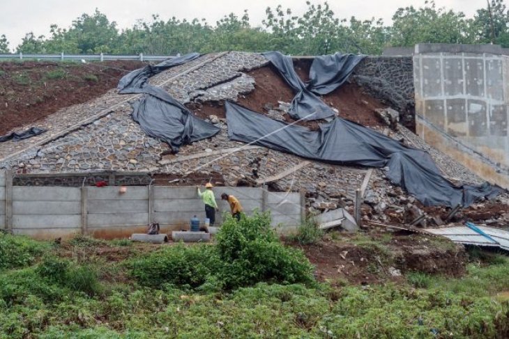 Talut longsor di jalan tol Batang-Semarang