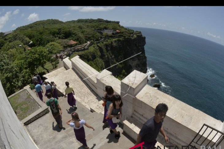 Pengelola wisata Uluwatu tanggapi foto tebing retak