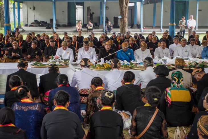 Tradisi wilujengan nagari mahesa lawung