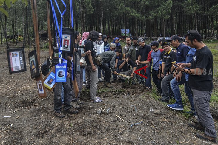 Aksi jurnalis menanam pohon 