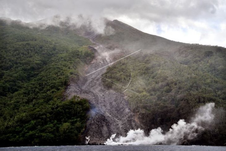 Guguran material vulkanis Gunung Karangetang