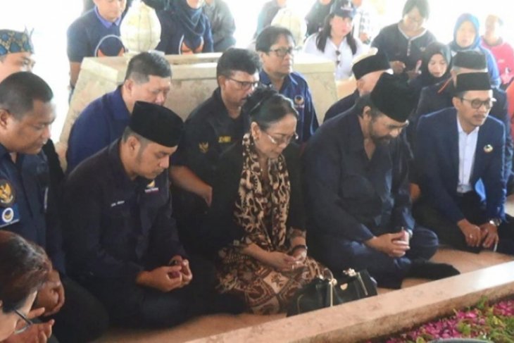 Surya Paloh Ziarah Makam Bung Karno