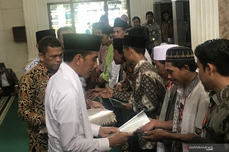 President distributes waqf land certificates in Cianjur to prevent disputes