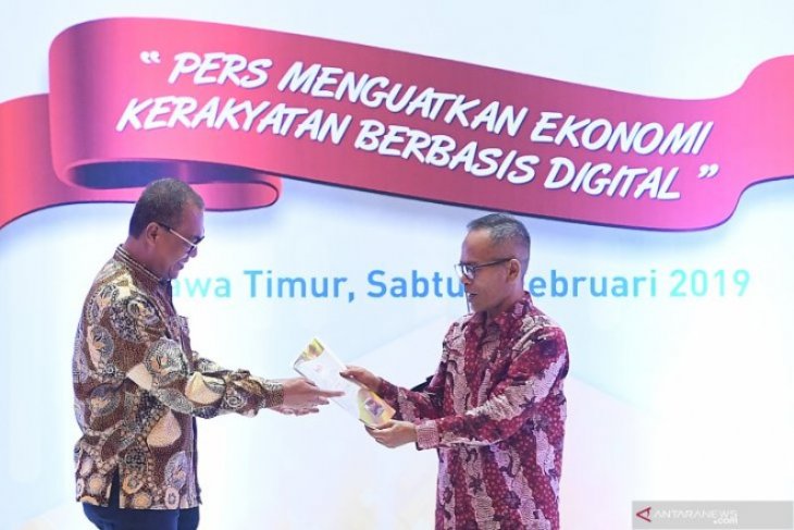 Dirpem LKBN Antara terima kartu istimewa