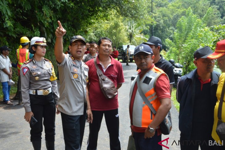 Kapolres Tabanan pantau situasi tanah longsor di Pupuan