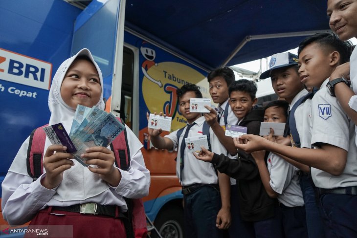 Kemendikbud: bantuan Program Indonesia Pintar sudah disalurkan ke 18,1 juta siswa