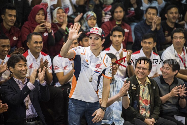 Marc Marquez belajar bermain angklung 